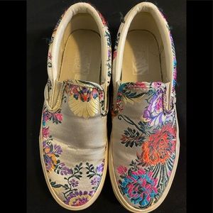 Unisex floral Vans in Very Good condition. US Women’s (9.5)/Men’s (8).